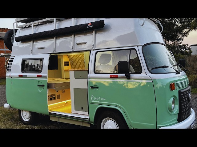 Tinga Fonseca apresenta detalhes técnicos desta Kombi home, incluindo sistema de três caixas d’água, toldo retrátil, placas solares e um deck no teto para contemplação.